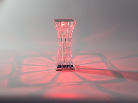 Nowoczesna lampka LED RGB z pilotem - zmień atmosferę swojego wnętrza!