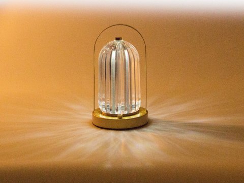 Nowoczesna lampka LED z kryształowym kloszem, która rozjaśni Twoje wnętrze