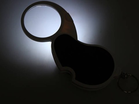 Lupa kieszonkowa z funkcją LED - doskonała pomoc w codziennym życiu.