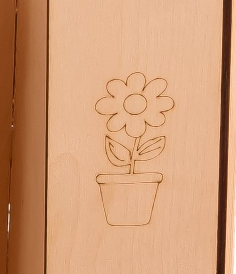 Domek drewniany dla dzieci z tablicą kredową i stolikiem 86 x 137 x 105 cm