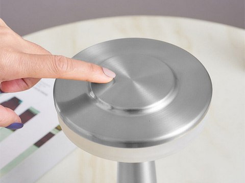 Nowoczesna lampka nocna z regulacją jasności