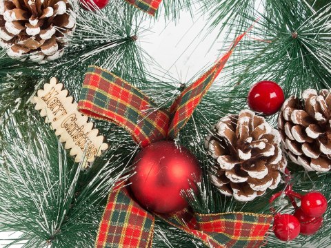 Wieniec Świąteczny z Ozdobami - Magia Bożego Narodzenia w Twoim Domu