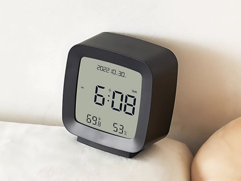 Nowoczesny budzik z funkcją pomiaru temperatury i wilgotności
