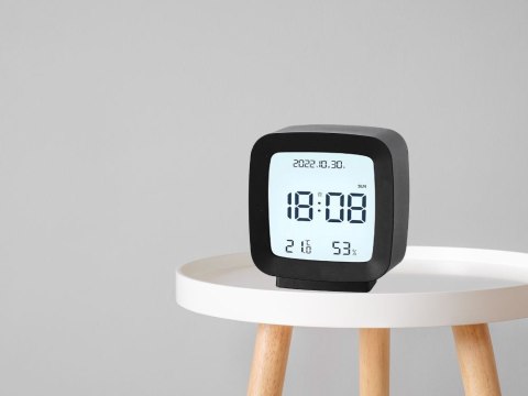 Nowoczesny budzik z funkcją pomiaru temperatury i wilgotności