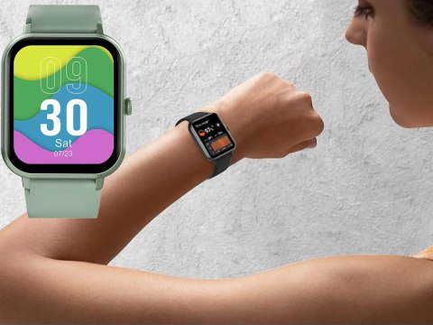 Nowoczesny smartwatch z gumowym paskiem, idealny dla każdego stylu życia