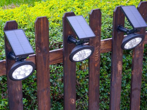 Nowoczesna lampa solarna RGB do ogrodu, która odmieni Twój przestrzeń