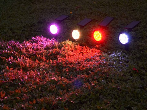 Nowoczesna lampa solarna RGB do ogrodu, która odmieni Twój przestrzeń