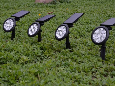 Nowoczesna lampa solarna RGB do ogrodu, która odmieni Twój przestrzeń