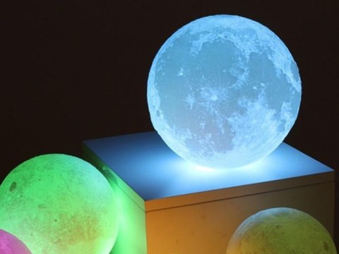 Nowoczesna lampa nocna w kształcie księżyca - stwórz niepowtarzalny klimat!