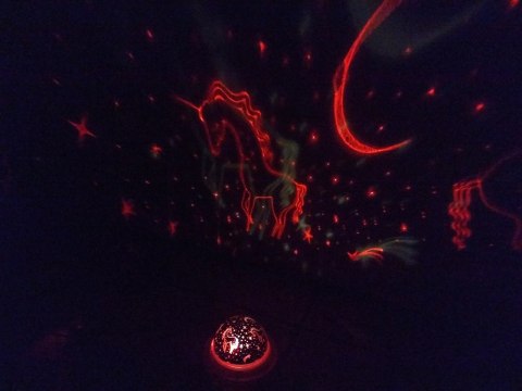 Nowoczesny projektor świetlny do pokoju dziecięcego, który tworzy magiczną atmosferę