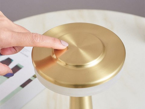 Nowoczesna lampka nocna z dotykowym sterowaniem i regulacją jasności