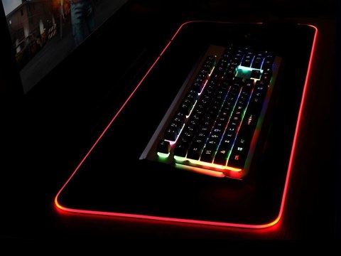 Nowoczesna podkładka gamingowa RGB XXL dla graczy i fanów technologii!