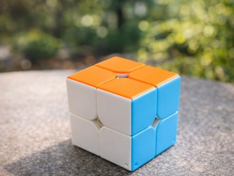 Oto szczegółowy opis produktu, zgodny z podanymi zasadami:

Świetna mini kostka logiczna 2x2 - doskonała zabawa i antystresowy g