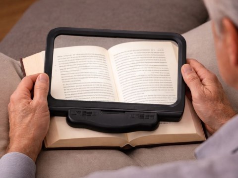Nowoczesna lupa podświetlana LED 2.5x z ergonomiczną konstrukcją