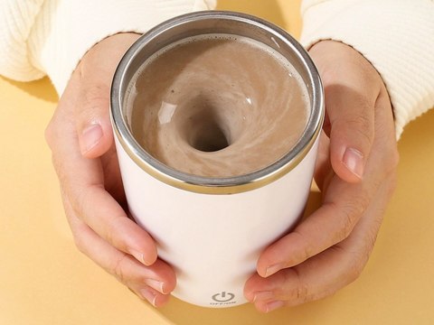 Nowoczesny kubek z funkcją samomieszania dla komfortowego picia