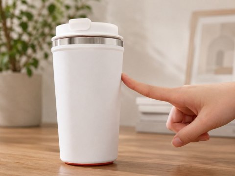 Nowoczesny kubek termiczny z przyssawką na gorące napoje 380 ml