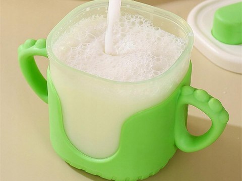 Nowoczesny kubek niekapek z ergonomicznymi uchwytami dla najmłodszych