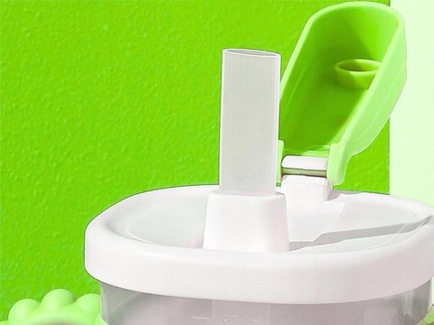 Nowoczesny kubek niekapek z ergonomicznymi uchwytami dla najmłodszych