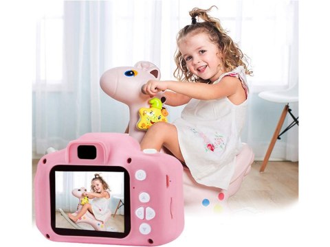 Zabawa w obiektywie: różowy aparat fotograficzny dla dzieci z jednorożcem