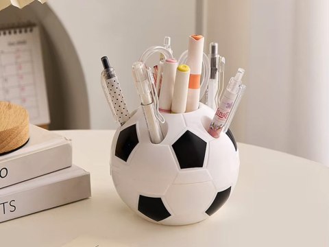 Nowoczesny przybornik biurowy w kształcie piłki dla zapalonych fanów sportu
