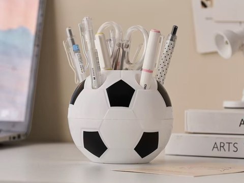 Nowoczesny przybornik biurowy w kształcie piłki dla zapalonych fanów sportu
